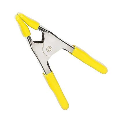 금속 스프링 클램프 가중용 목재 작업 배경 클램프